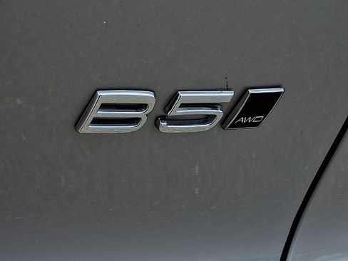 Certified 2025 Volvo XC40 B5 Core image 31