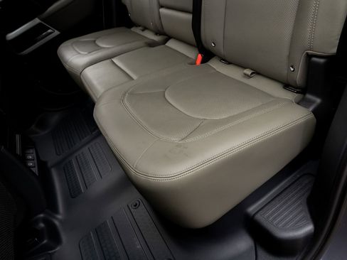 Used 2023 Land Rover Defender 110 SE image 36