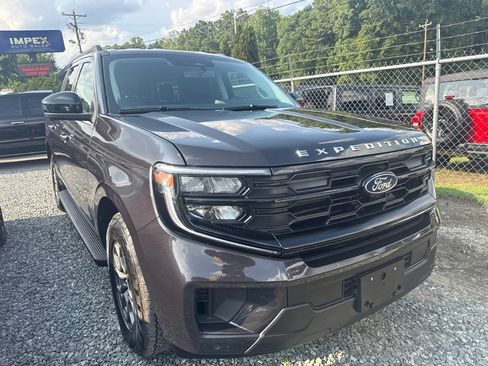 Used 2025 Ford Expedition Max Active RWD image 2