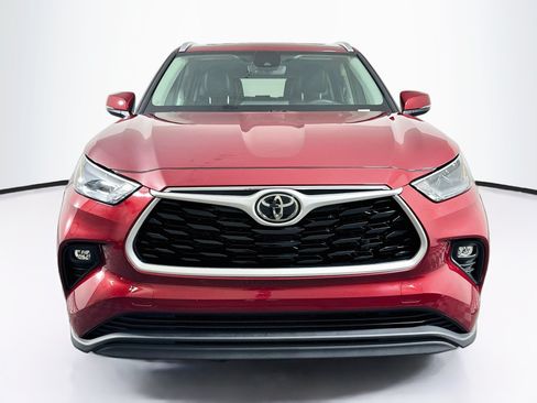 Used 2022 Toyota Highlander XLE FWD image 2