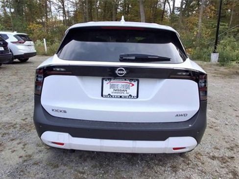 Used 2025 Nissan Kicks SV image 7