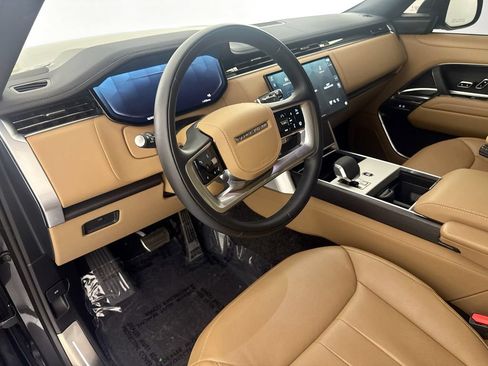 Used 2025 Land Rover Range Rover SE AWD/4WD image 9