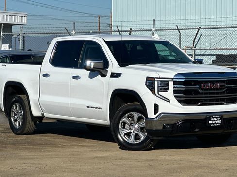 Used 2024 GMC Sierra 1500 SLT image 2