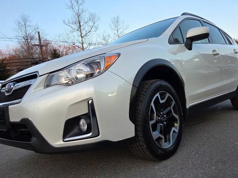 Used 2017 Subaru Crosstrek 2.0i Premium AWD/4WD image 3