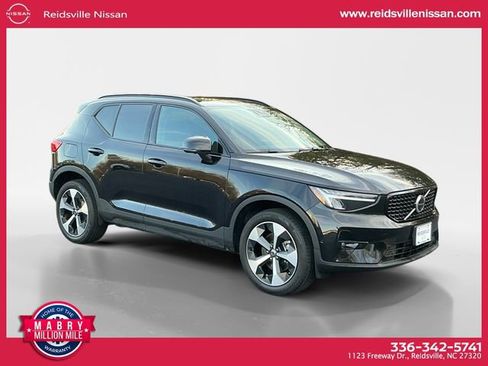 Used 2024 Volvo XC40 B5 Plus image 8