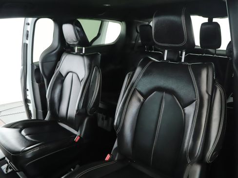 Used 2022 Chrysler Pacifica Touring-L w/ S Appearance Package image 5