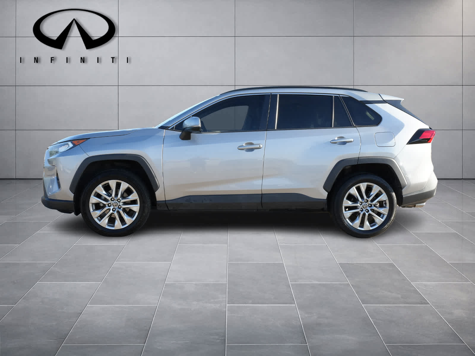 Used 2021 Toyota RAV4 XLE Premium FWD image 4