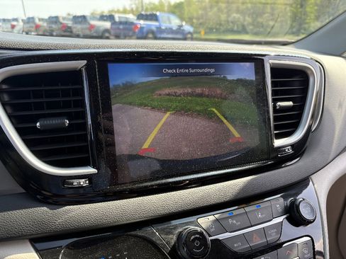 Used 2023 Chrysler Pacifica Touring-L image 38