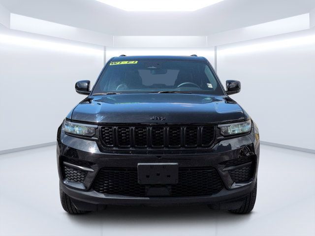 Used 2024 Jeep Grand Cherokee Altitude AWD/4WD image 8