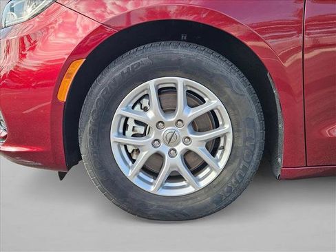 Used 2023 Chrysler Pacifica Touring-L FWD image 10