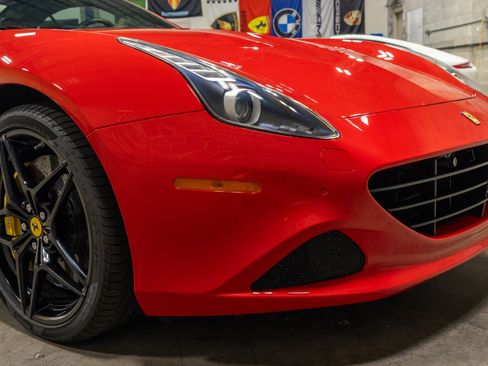 Used 2015 Ferrari California T RWD image 20