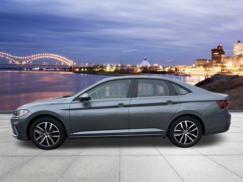 Certified 2025 Volkswagen Jetta SE w/ Sunroof Package image 2