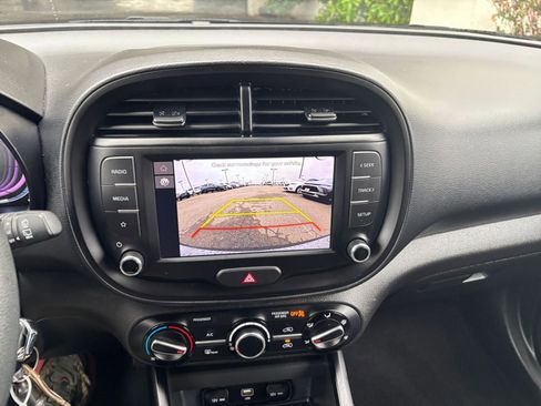Used 2025 Kia Soul LX w/ LX Technology Package FWD image 24
