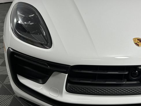 Certified 2025 Porsche Macan image 12