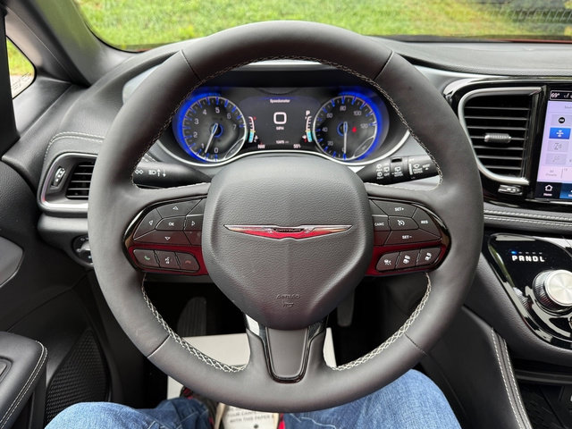 Used 2025 Chrysler Pacifica Limited FWD image 24