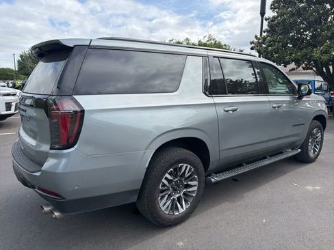 Used 2025 Chevrolet Suburban Z71 AWD/4WD image 3