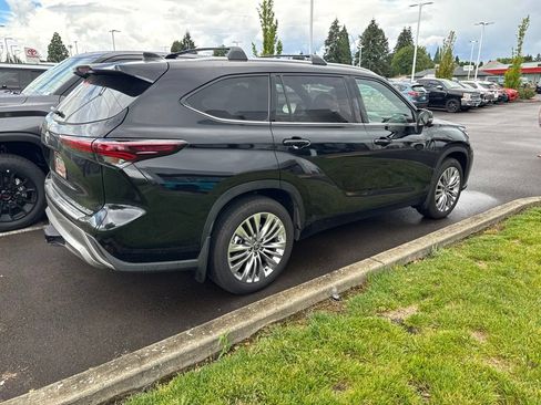 Used 2025 Toyota Highlander Platinum AWD/4WD image 3