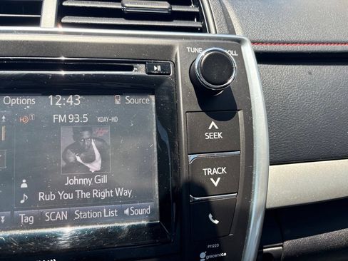 Used 2017 Toyota Camry XSE w/ Moonroof Package FWD image 29