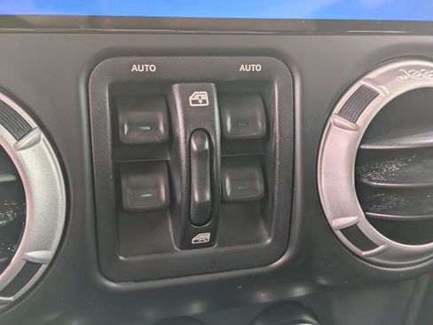 Used 2016 Jeep Wrangler Unlimited Sahara w/ Connectivity Group AWD/4WD image 18