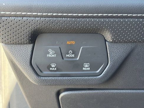 Used 2024 Volkswagen Atlas SE image 23