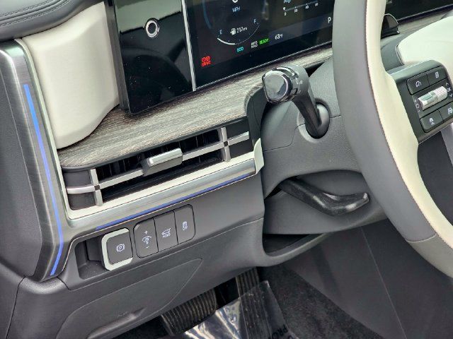 Used 2025 Hyundai Santa Fe Calligraphy FWD image 17