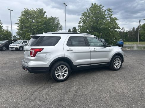 Used 2018 Ford Explorer XLT w/ Equipment Group 202A AWD/4WD image 4