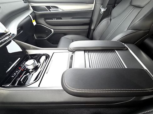 New 2026 Jeep Grand Wagoneer Limited image 17