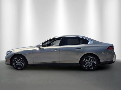 Used 2027 BMW 530i w/ Premium Package RWD image 4