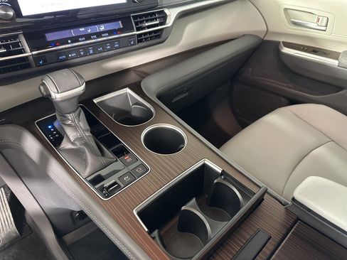 Used 2021 Toyota Sienna XLE image 16