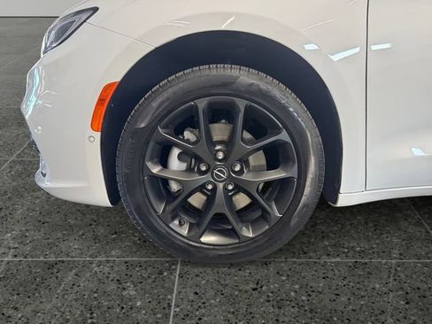 Used 2025 Chrysler Pacifica Limited AWD/4WD image 27