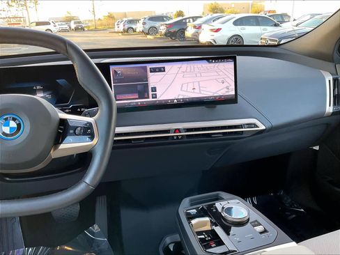 Used 2025 BMW iX xDrive50 w/ Convenience Package image 9