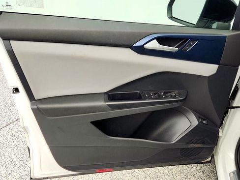 Used 2023 Volkswagen Taos SE w/ Panoramic Sunroof Package image 11