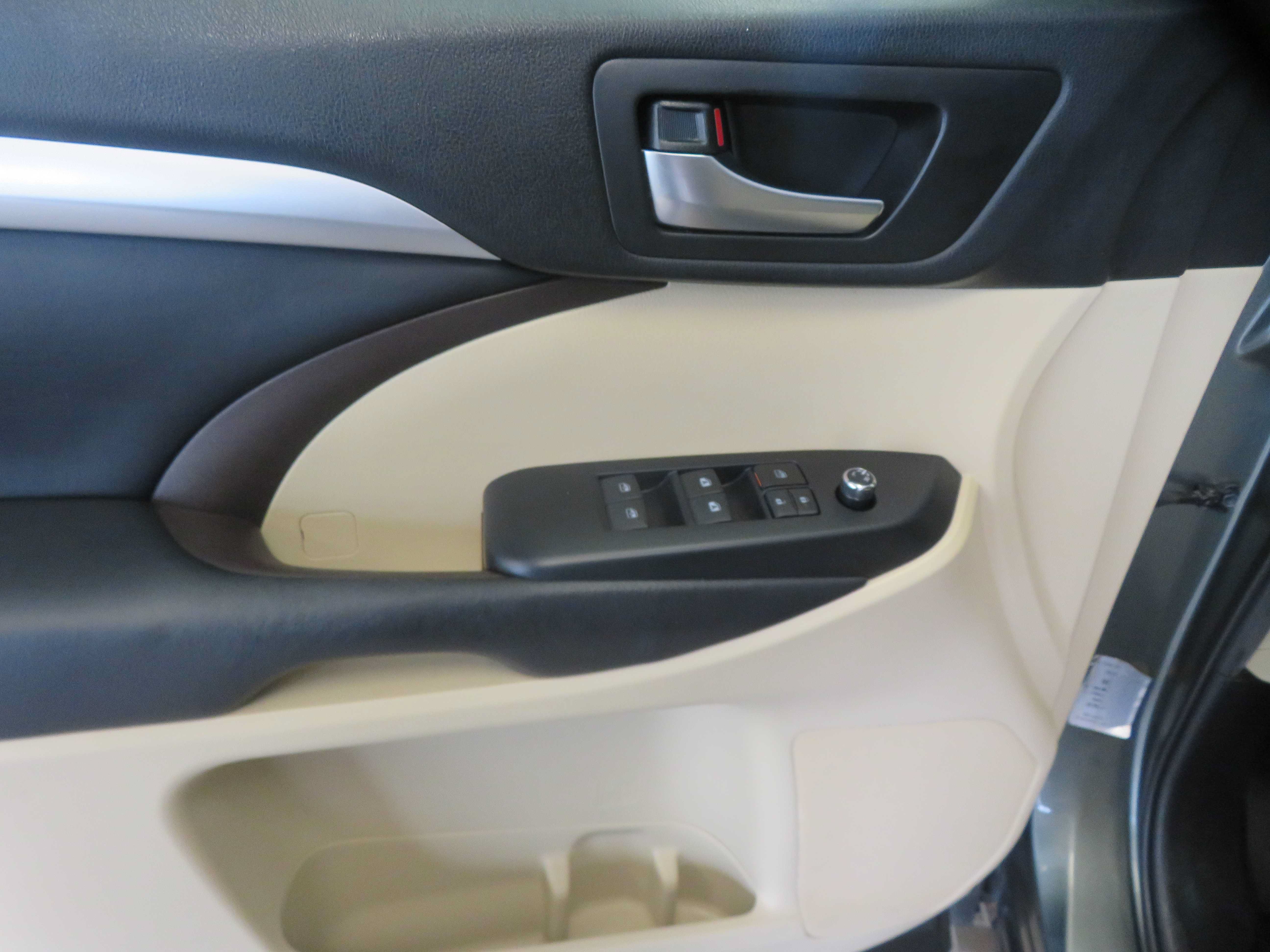 Used 2019 Toyota Highlander XLE FWD image 14