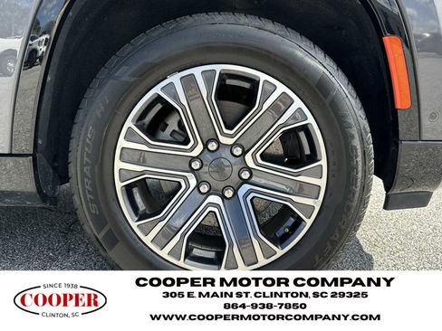 Used 2024 Jeep Wagoneer Series II w/ Flexible Seating Group image 12