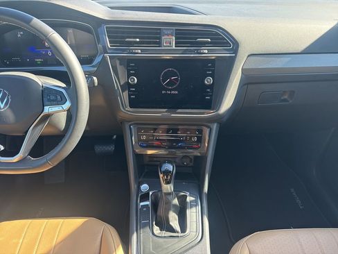Used 2024 Volkswagen Tiguan SE image 12