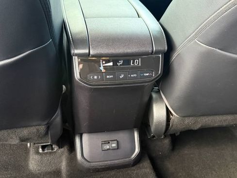 Used 2023 Toyota Highlander XLE FWD image 27