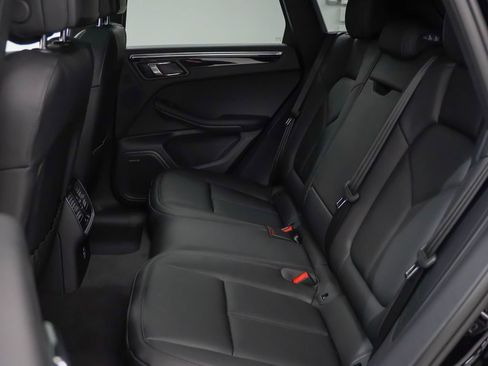 Certified 2026 Porsche Macan AWD/4WD image 19