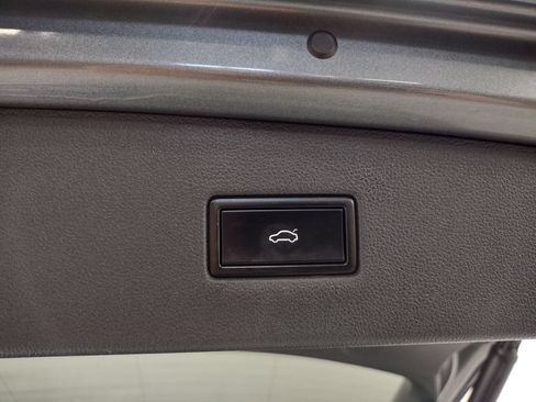 Used 2018 Volkswagen Tiguan SEL AWD/4WD image 17