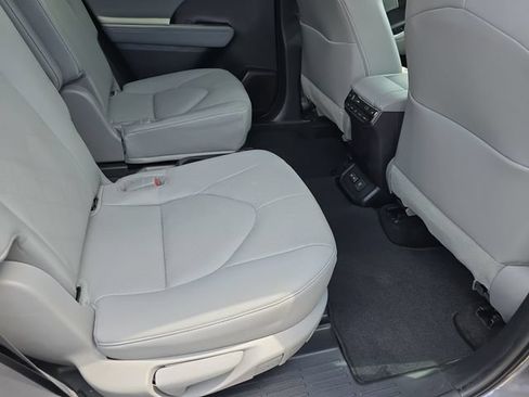 Used 2023 Toyota Highlander Platinum FWD image 12
