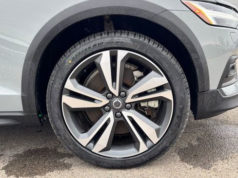 Used 2025 Volvo V60 B5 Cross Country Plus image 32