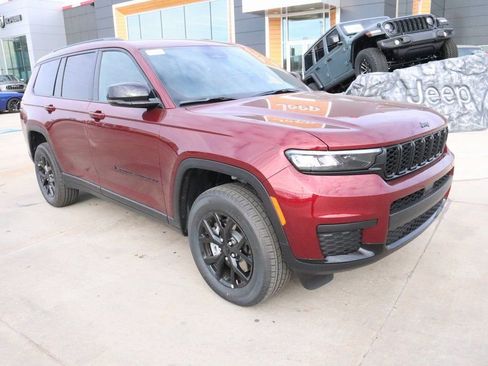 New 2025 Jeep Grand Cherokee L Laredo image 1