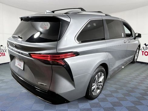Used 2025 Toyota Sienna Limited image 8