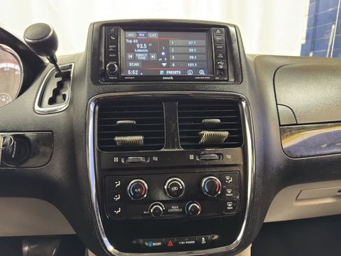 Used 2019 Dodge Grand Caravan SE image 17
