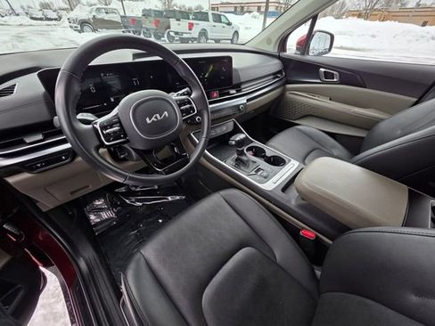 Used 2025 Kia Carnival image 18