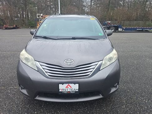 Used 2017 Toyota Sienna XLE Premium image 2