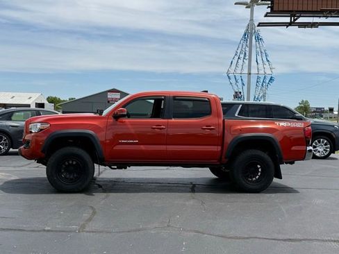 Used 2018 Toyota Tacoma TRD Off-Road AWD/4WD image 4