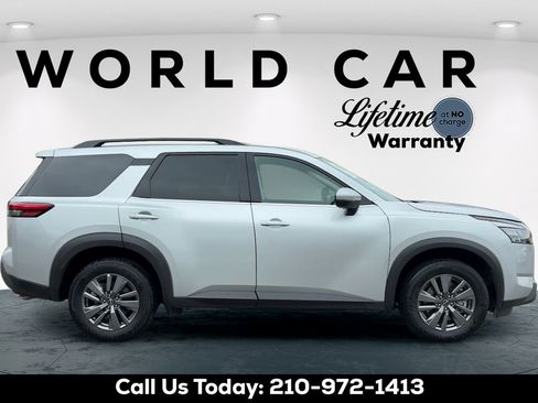 Used 2025 Nissan Pathfinder SV FWD image 2