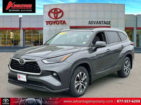 Used 2023 Toyota Highlander XLE AWD/4WD image 4