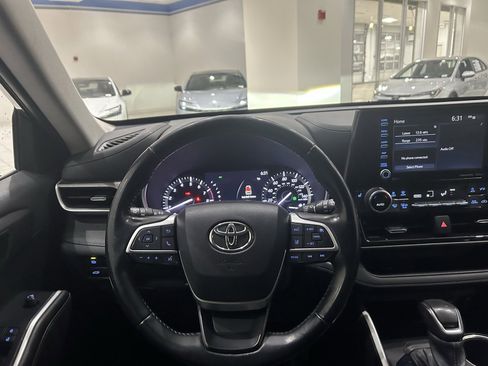 Used 2022 Toyota Highlander XLE image 17