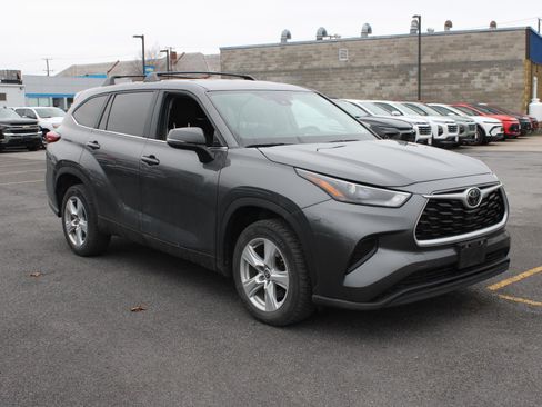 Used 2023 Toyota Highlander L FWD image 3